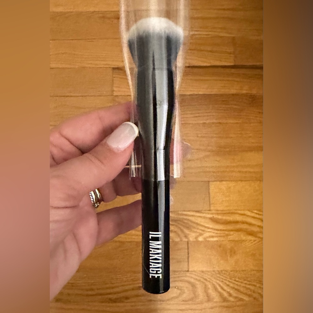 New IL MAKIAGE Black Foundation Blending Brush - Picture 1 of 5